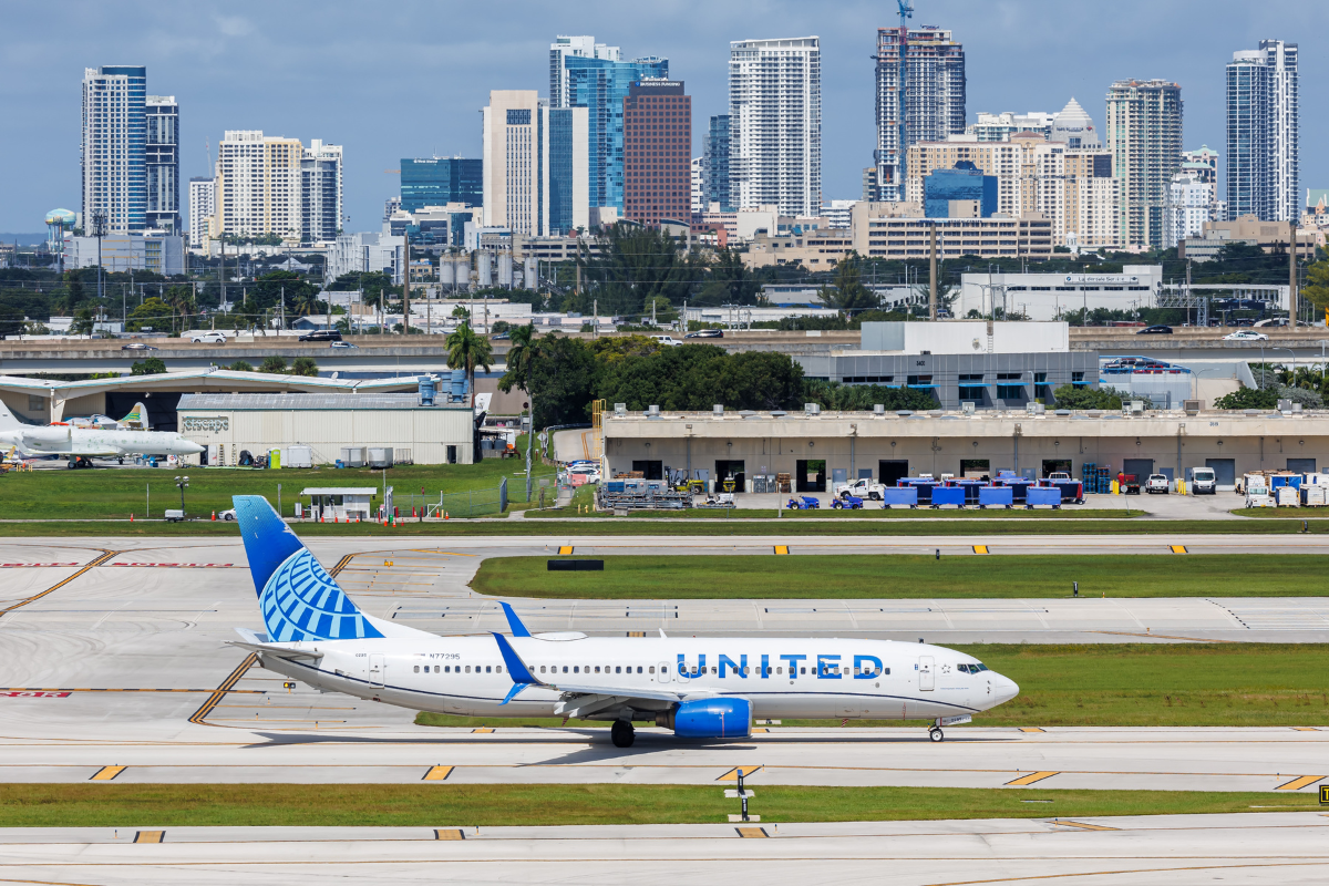 A United Airlines Boeing 737 at Fort Lauderdale Airport